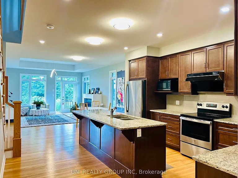70 Stanhope Ct — Photo 23