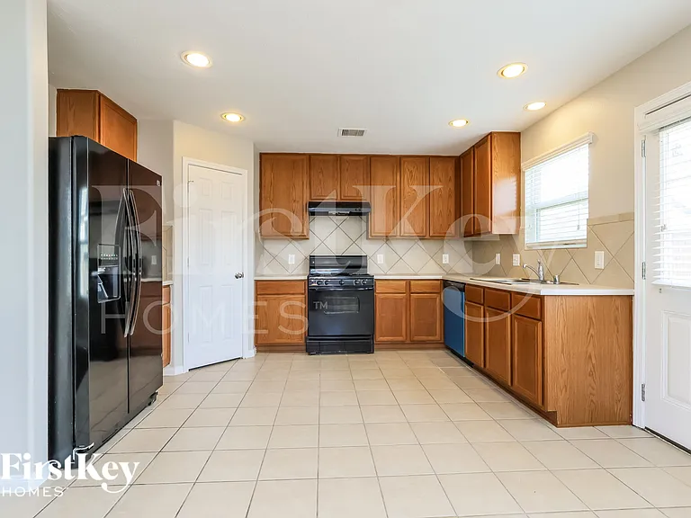 2423 Gianna Way — Photo 6