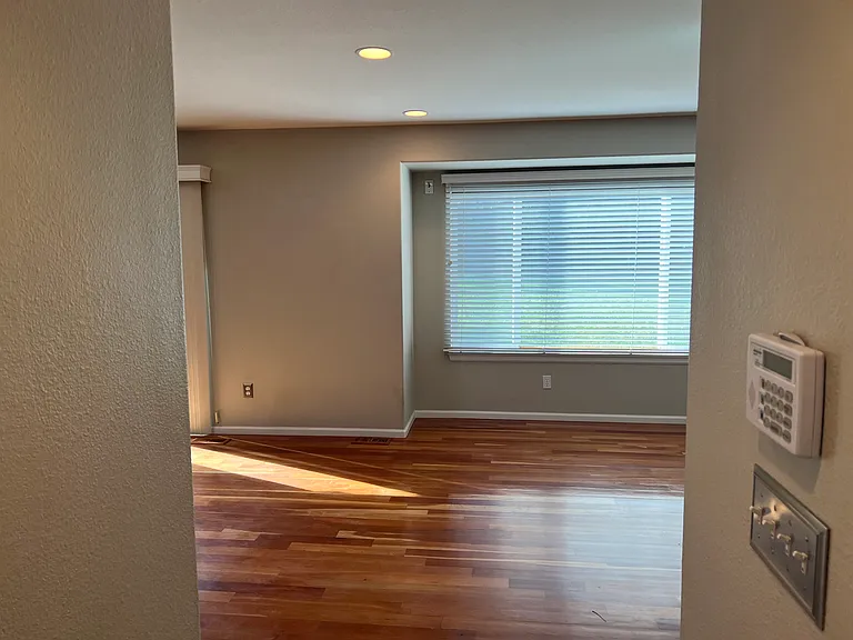 15970 Hedgeway Dr — Photo 24