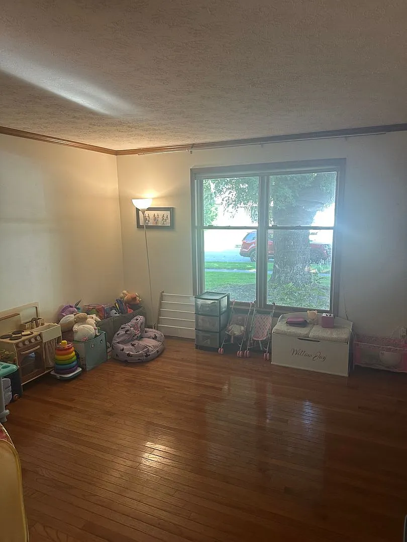 5 bedrooms, 3 bathrooms — Photo 2