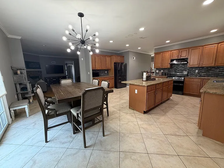 341 Maple St — Photo 11