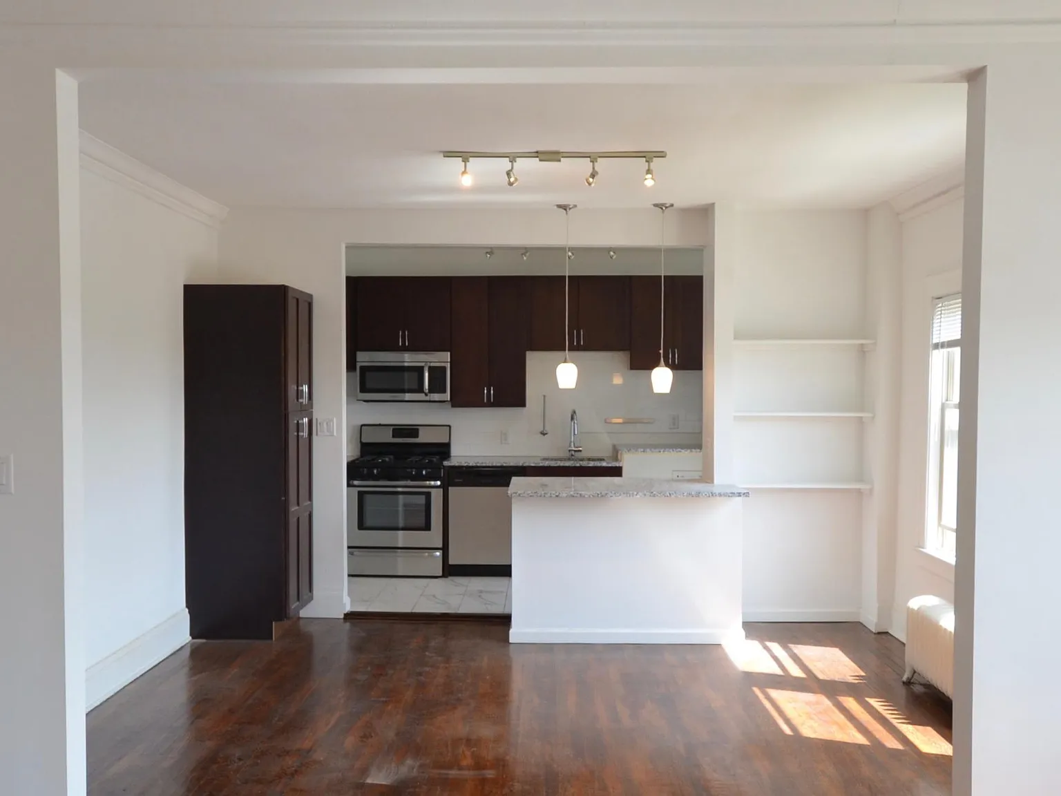 Riverview Red Door Living — Photo 2