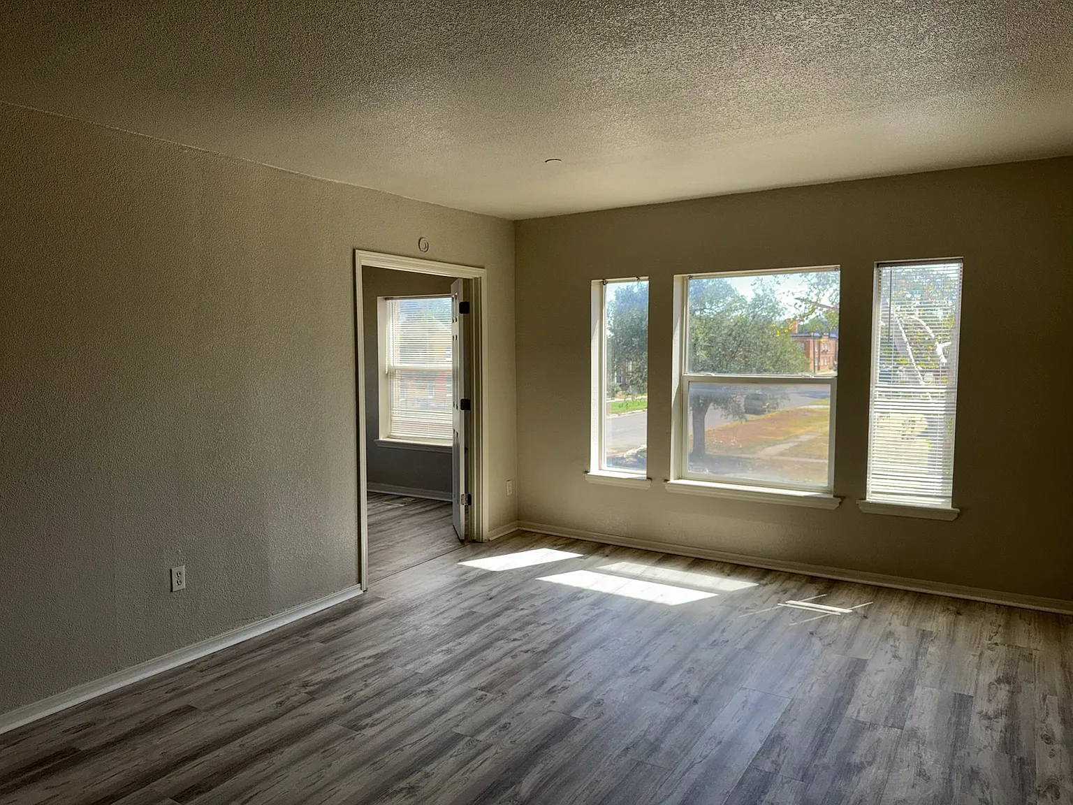 2 bed, 8916 sqft, $900 — Photo 2