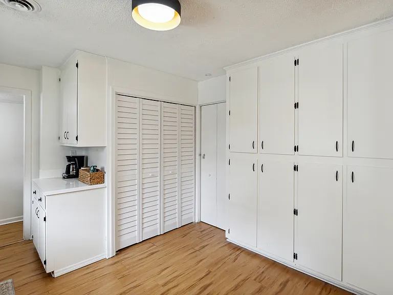 1104 Dickson Ave — Photo 5