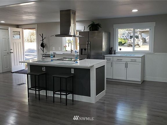 5th image of 1040 NE Larson Blvd