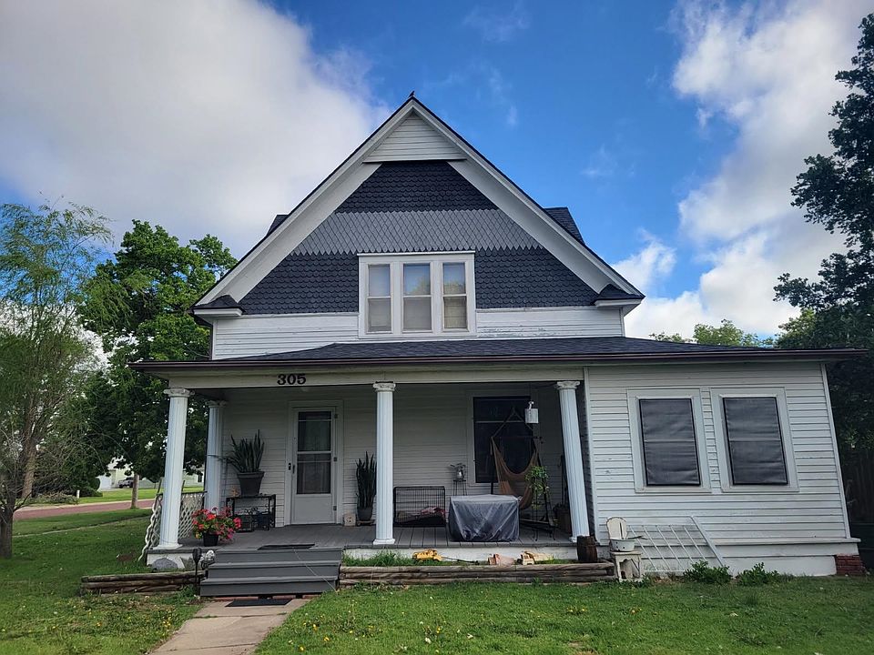1st image of 305 E 2nd St