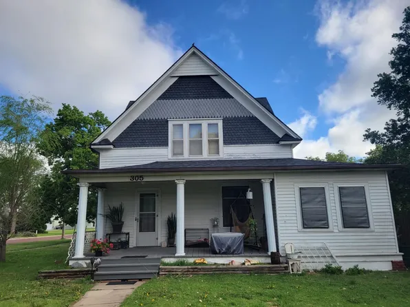 305 E 2nd St, Russell, KS 67665