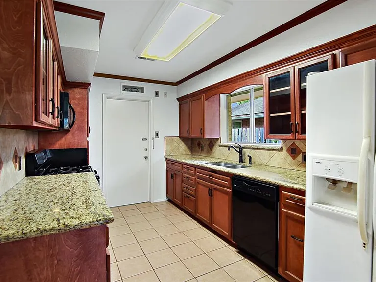 2610 Meadow Ln — Photo 2