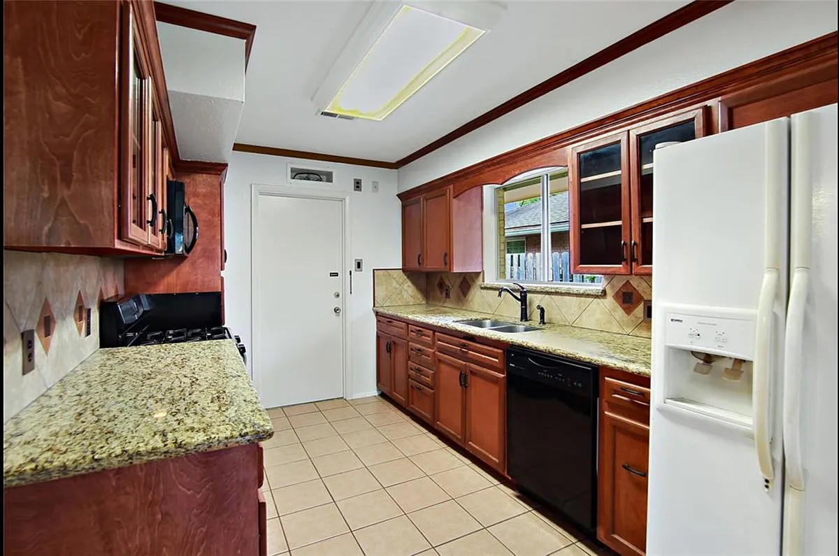 Building Photo - 2610 Meadow Ln