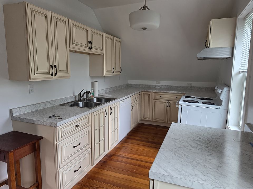 1st image of 40 E Barrows St Floor 3