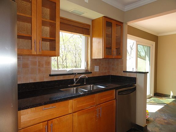 5th image of 1210 Twin Oaks St