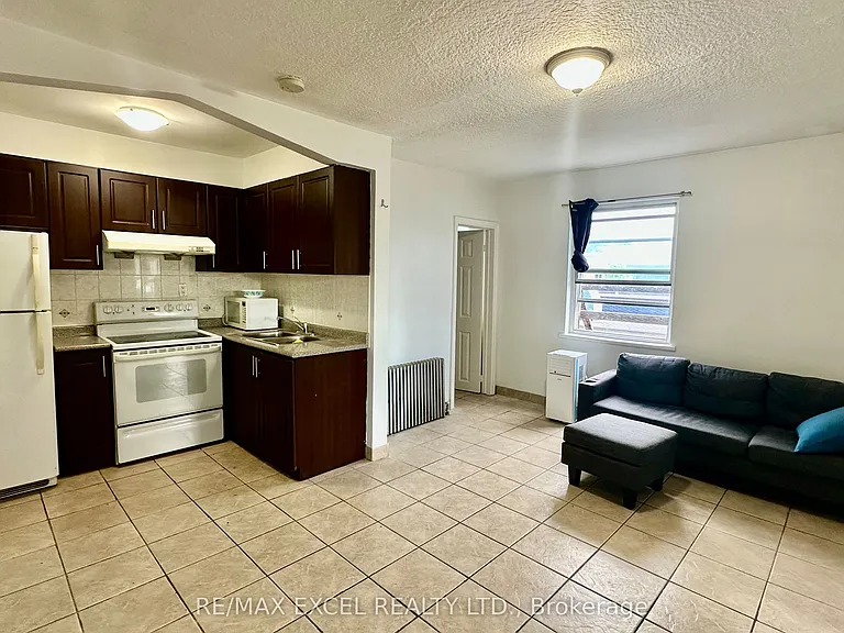 1023 Coxwell Ave #4 — Photo 1