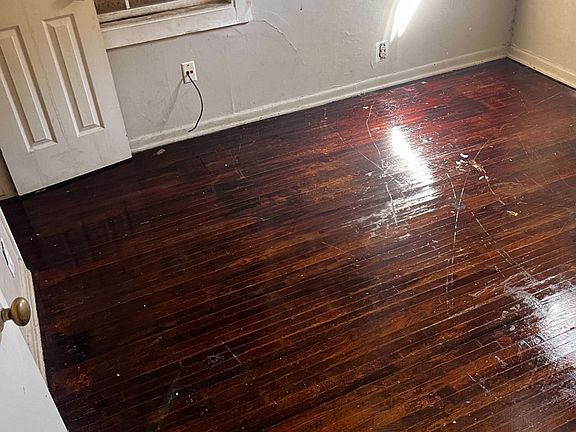 3rd image of 713 E 54th Pl N