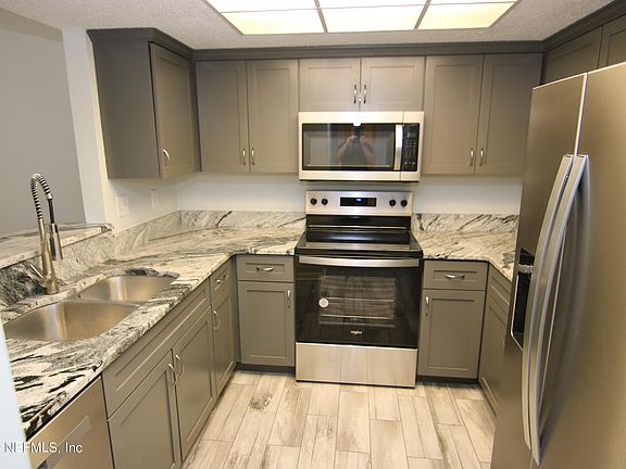 4th image of 8707 GREATPINE Lane W