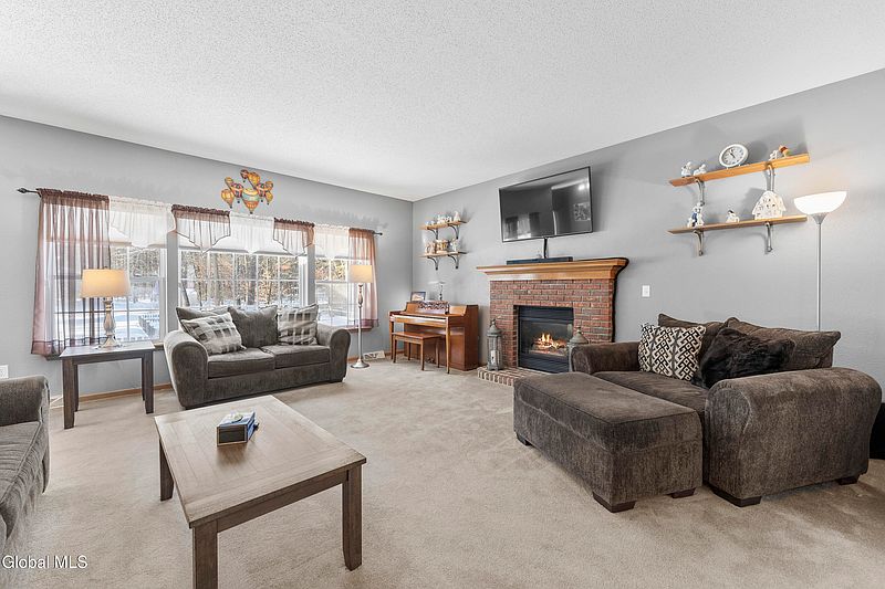 4th image of 132 Hudson Pointe Boulevard