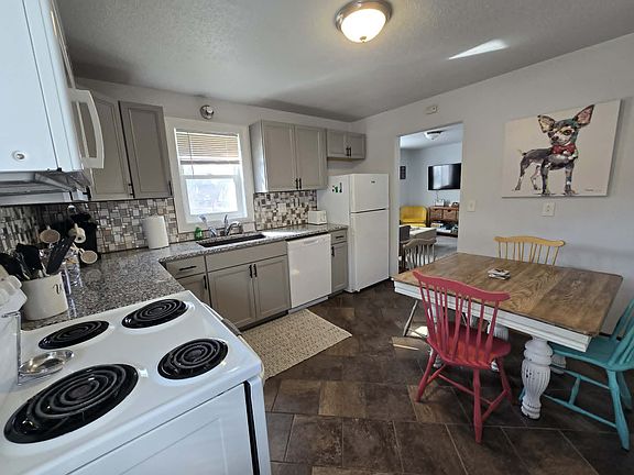 Fully Equipped Kitchen with Refrigerator, Dishwasher, Stove/Oven, Microwave, Garbage Disposal, Dining Area