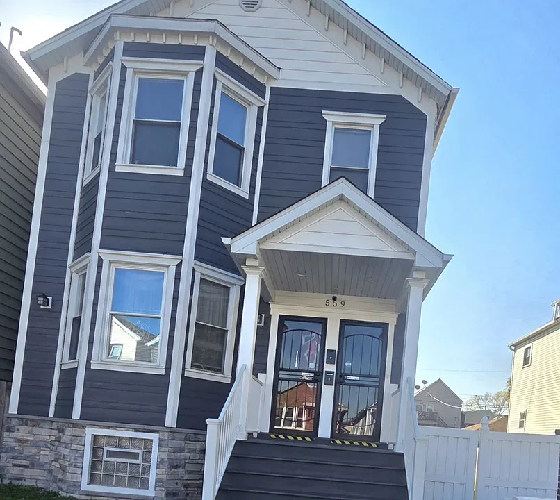 559 W 43rd Pl #2