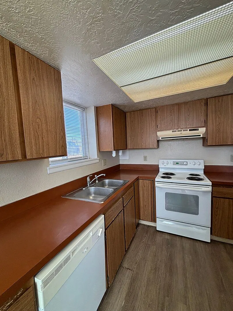 566 Chastain — Photo 4