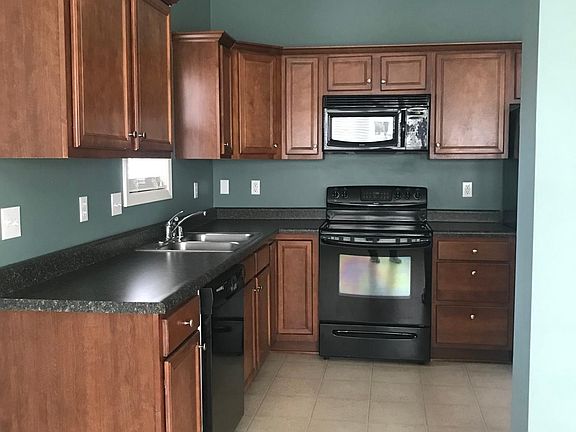 3rd image of 752 Sprucewood Dr