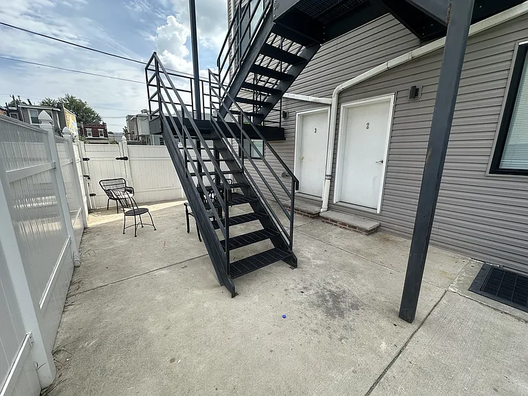 819 42nd St #2 — Photo 9