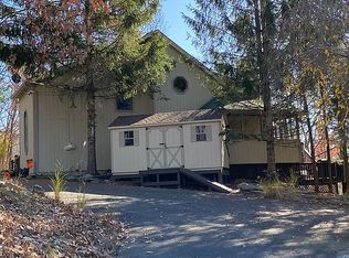 3526 High Crest Rd, Canadensis, PA 18325