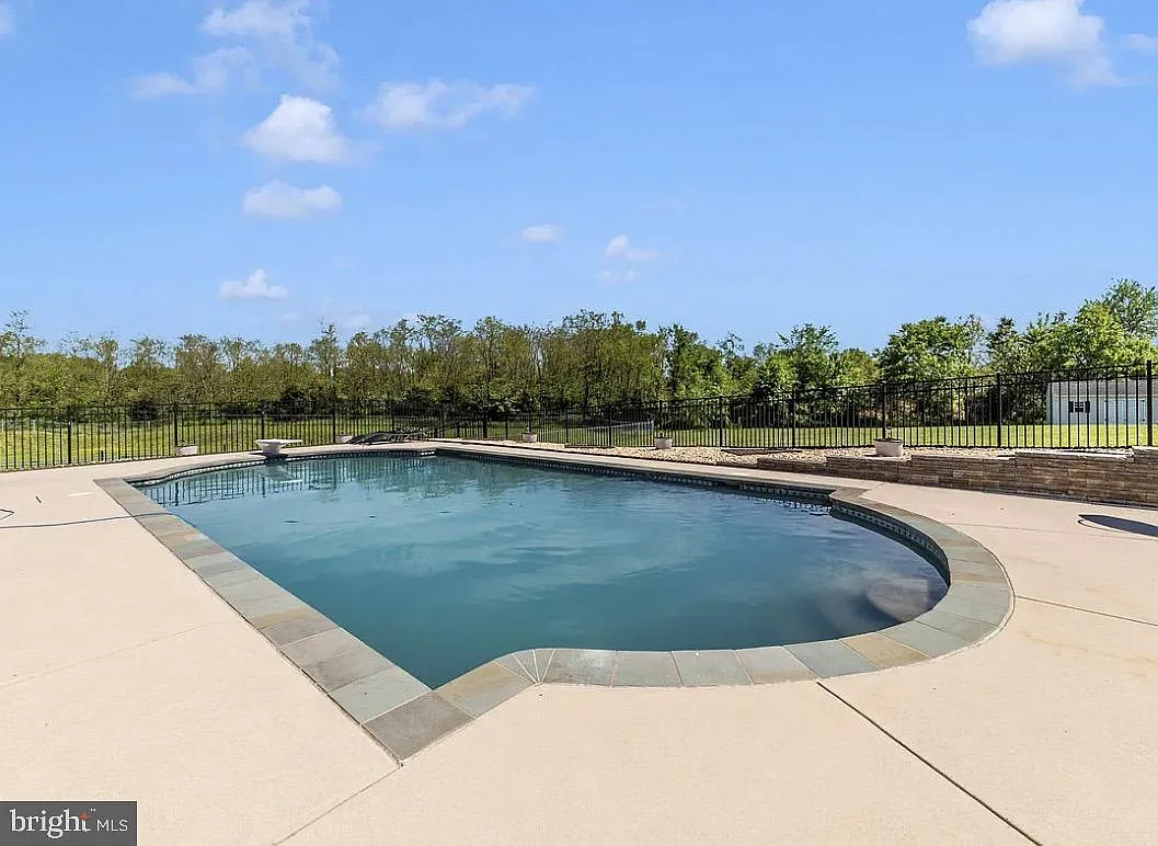 6 bed, 5.5 bath, 6622 sqft, $5,200 — Photo 2