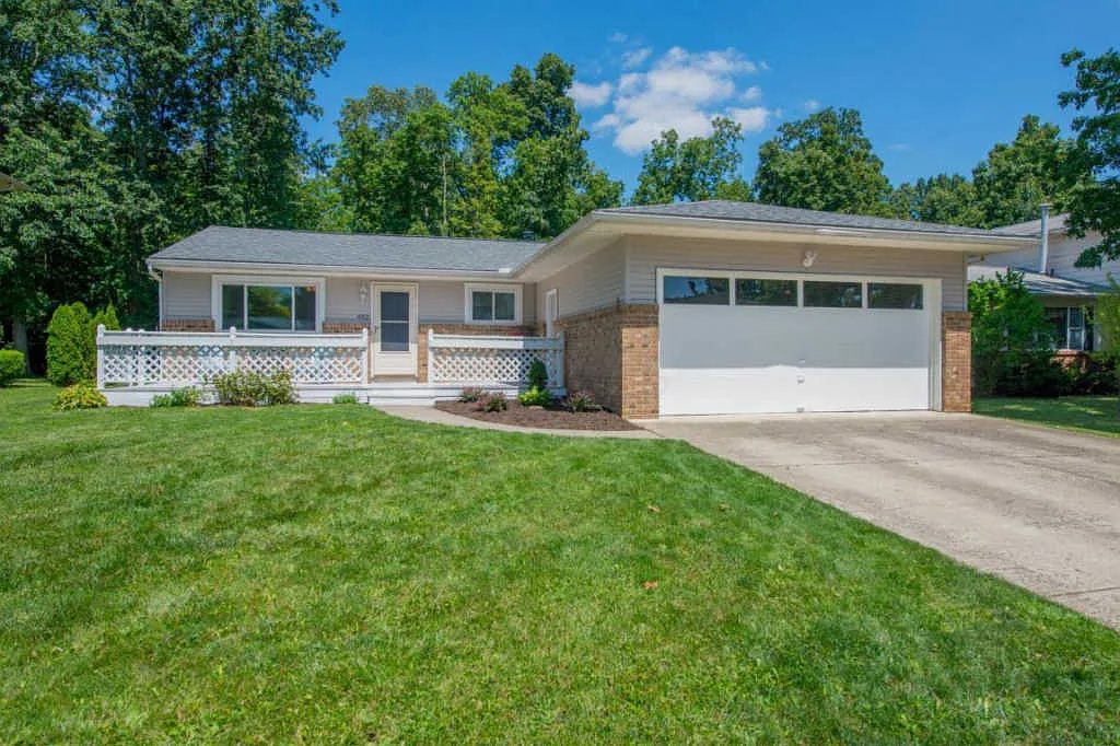 492 Rutherford Ave photo 1
