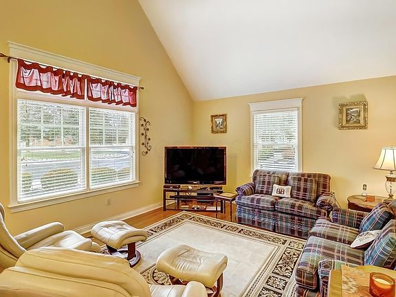 3rd image of 410 Cottage Grv W