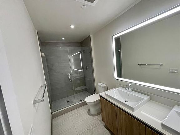 5th image of 2960 NE 207th St #907