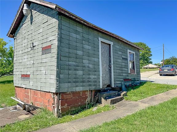 9th image of 605 Maple St