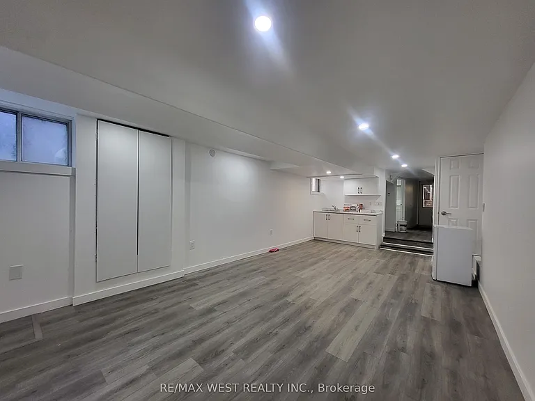 975 Broadview Ave #LOWER — Photo 5