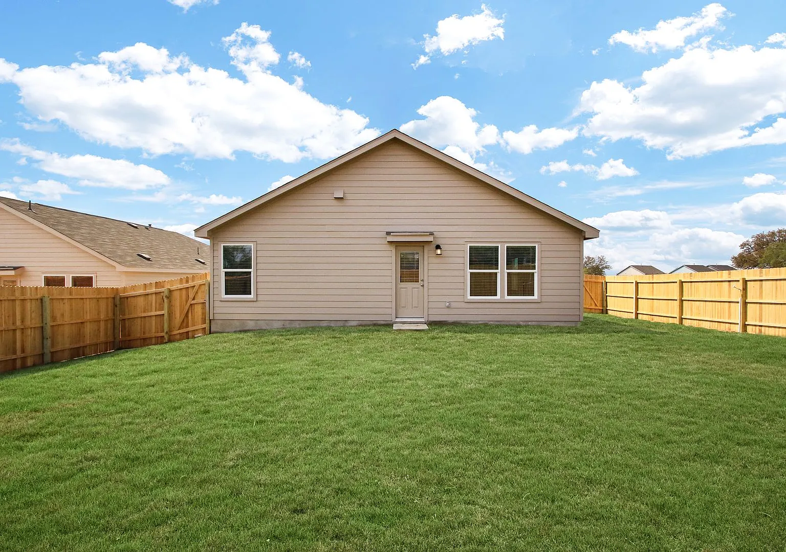 Modern 4-Bedroom Home with Prime Location and Efficient Features — Photo 4