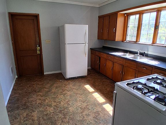 2nd image of 919 E 22nd St #1F