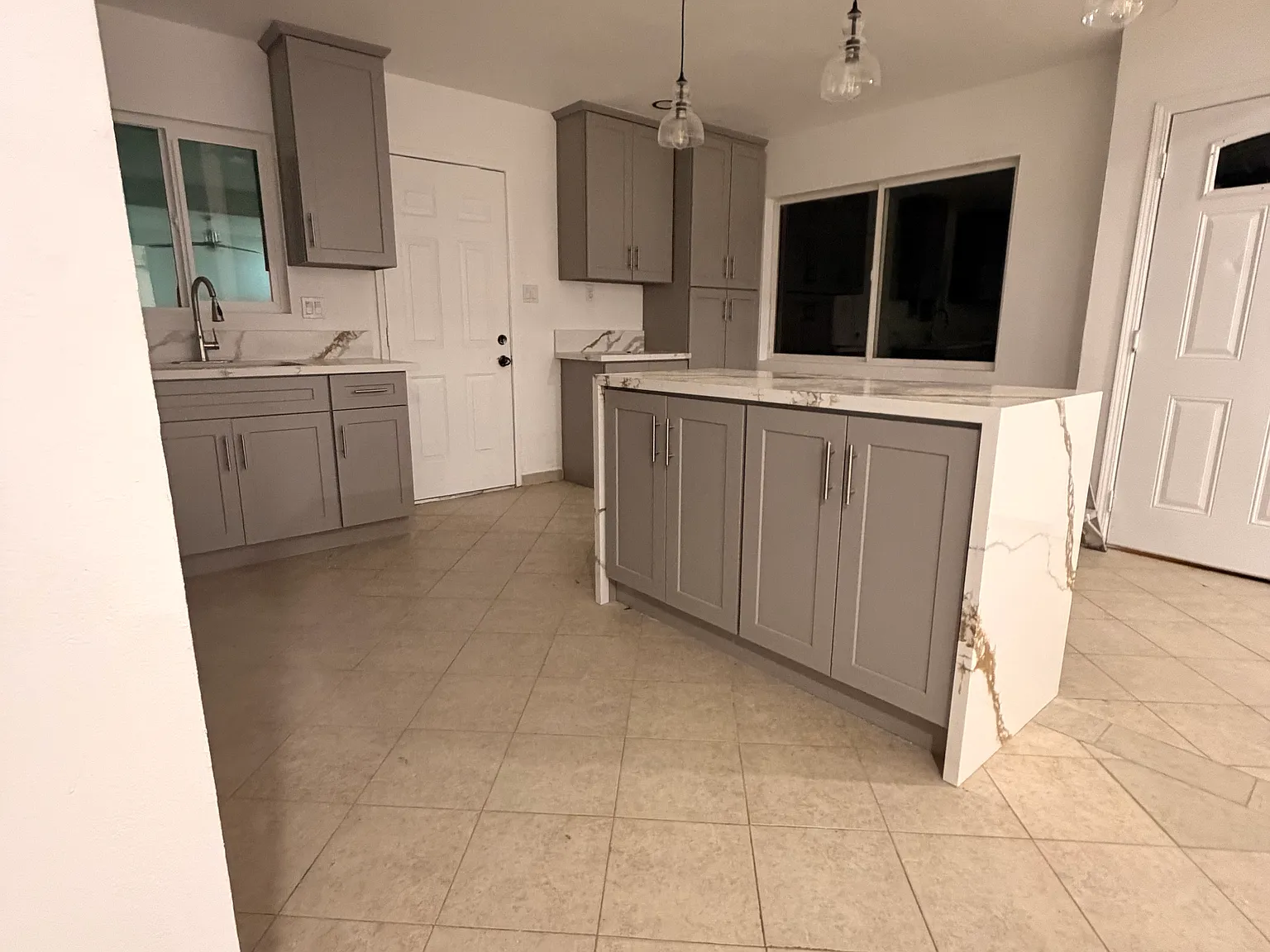 3 bed, 1135 sqft, $3,200 — Photo 2