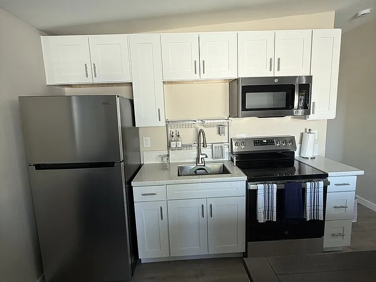 Leghorn Ave — Photo 4