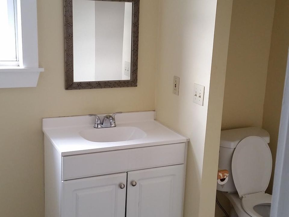 2nd image of 32 Hall St