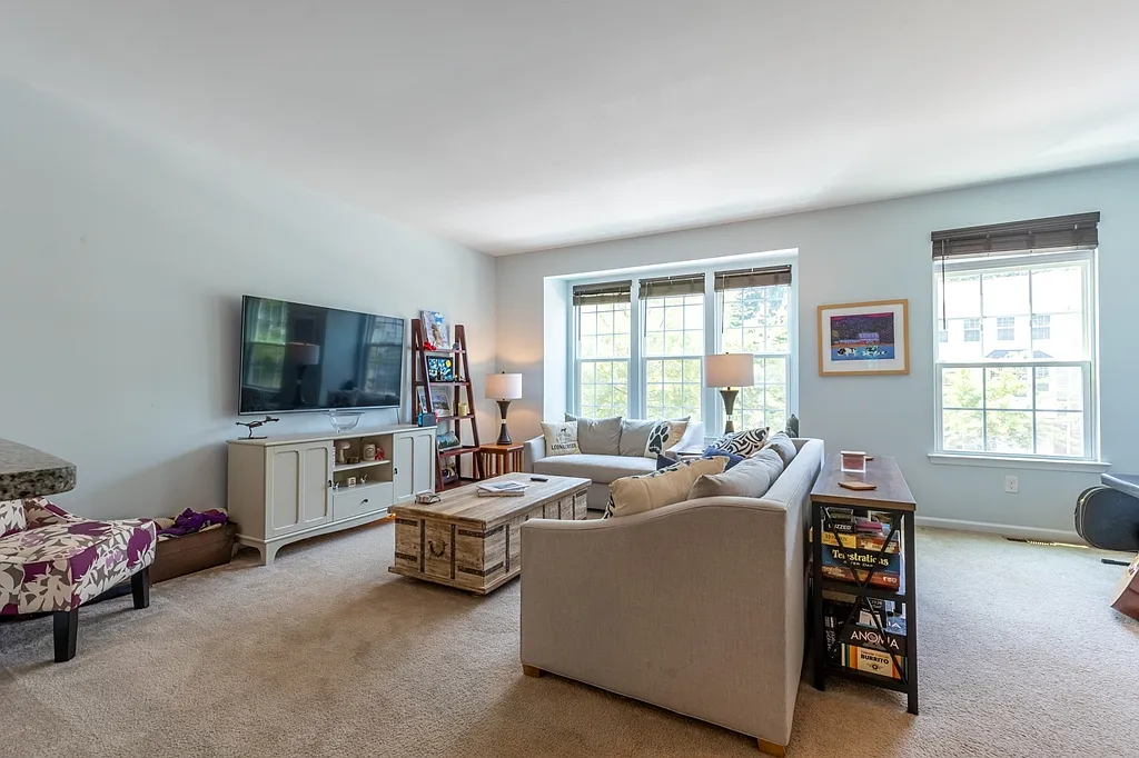 3 bed, 3.5 bath, 3025 sqft, $2,750 — Photo 3