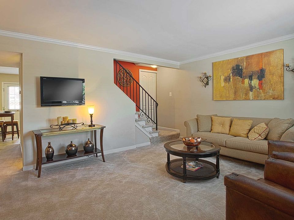 2nd image of 332 Dover Ct