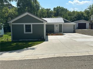 7249 Lawton Ave, Lake Geneva, WI 53147