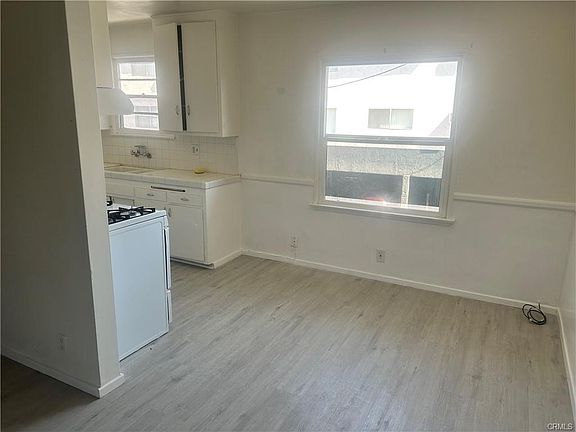 4th image of 18127 Roscoe Blvd
