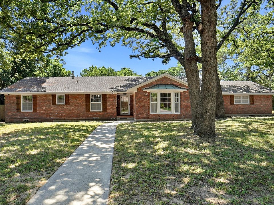 1st image of 900 Liveoak St