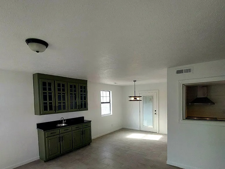 1004 Clay St — Photo 18