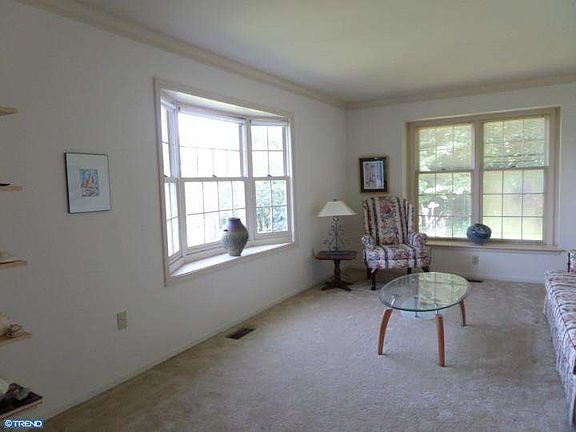 4th image of 19 Linden Cir