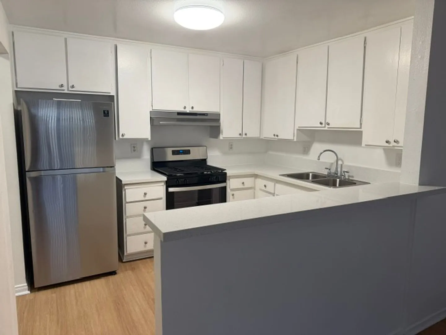 057 - Harvard Apartments — Photo 3