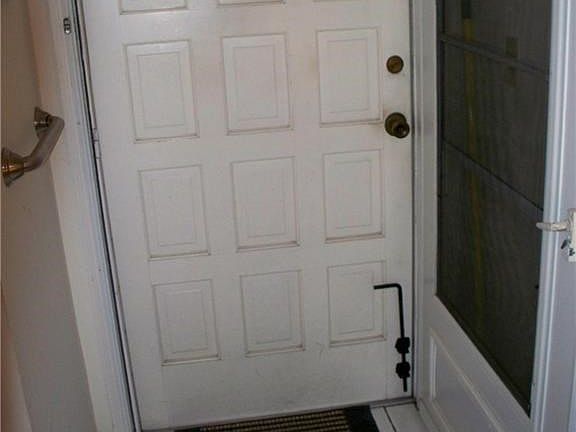 Tiled foyer with screen / glass entry door