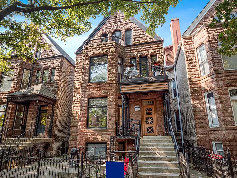 2622 N Wilton Ave — Photo 2