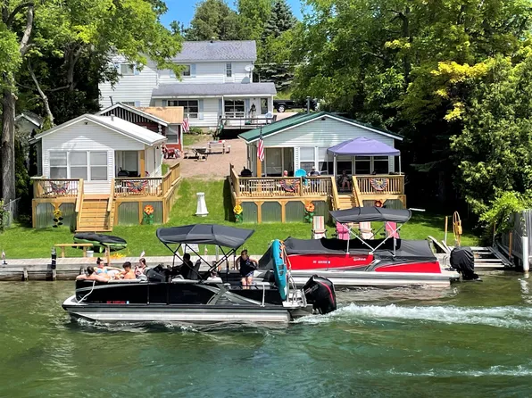 6111 Prospect St, Indian River, MI 49749