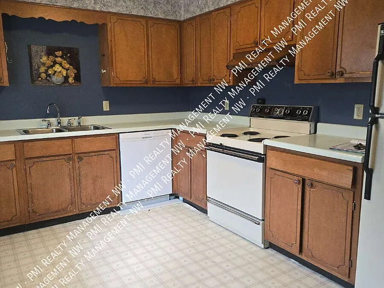 635 6th St W #12 — Photo 3