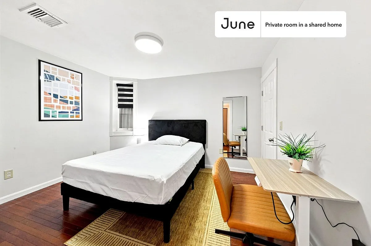 Queen bedroom in 7 bed/2 bath home in Allston #834 G — Photo 1