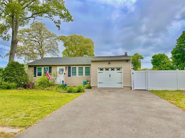 165 Smith Avenue, Holbrook, NY 11741